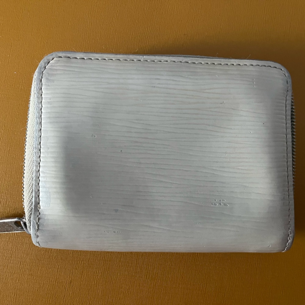Louis Vuitton Zippy wallet pre/Loved and sings of wear. Small wallet